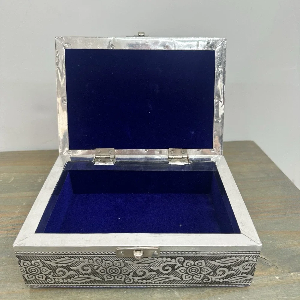 Vintage Silver Tone Hand Embossed Metal Jewelry Box Velvet Lined Rose Floral 7